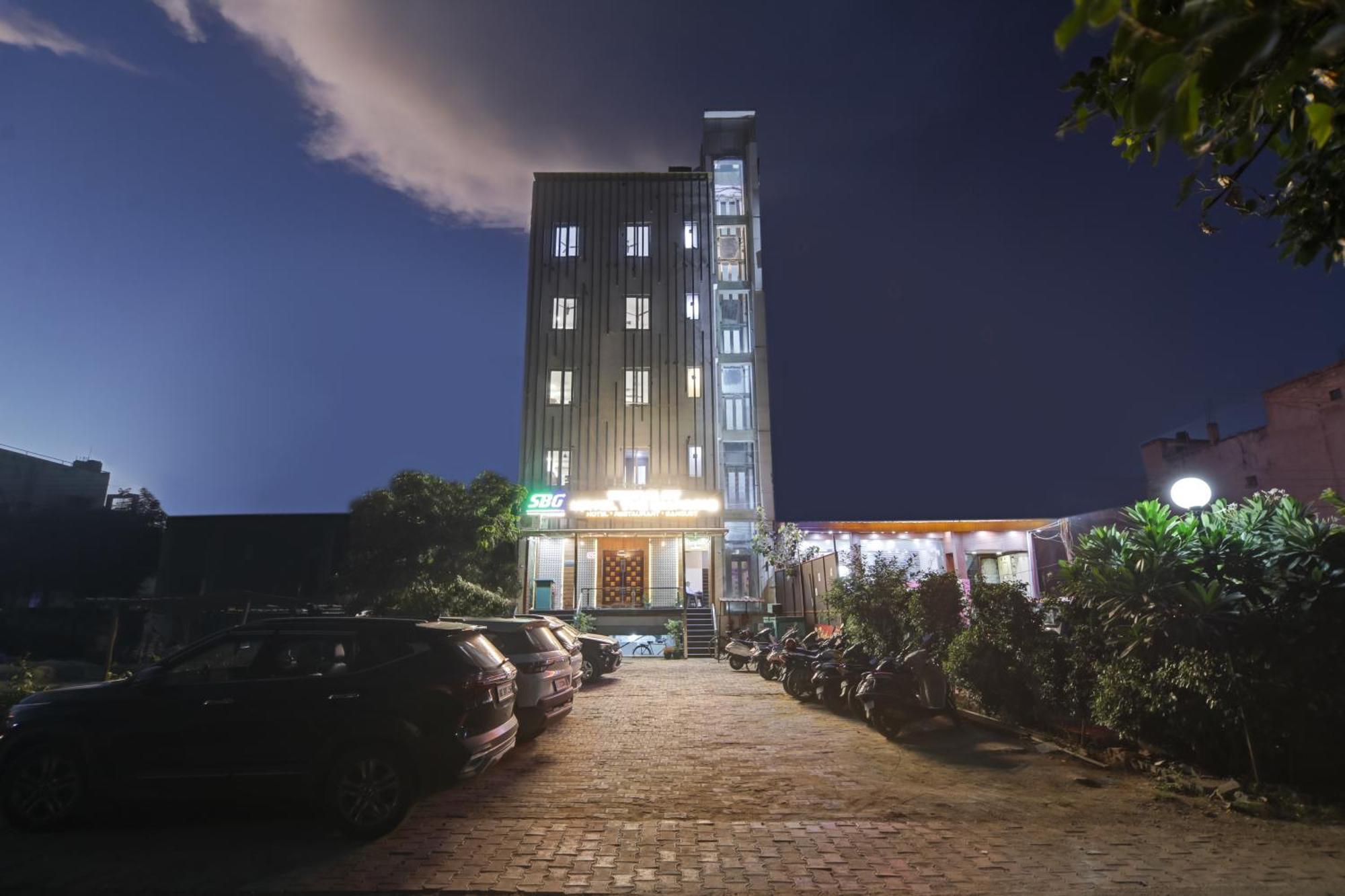 Status By Hotel The Emporio Ghaziabad Dış mekan fotoğraf